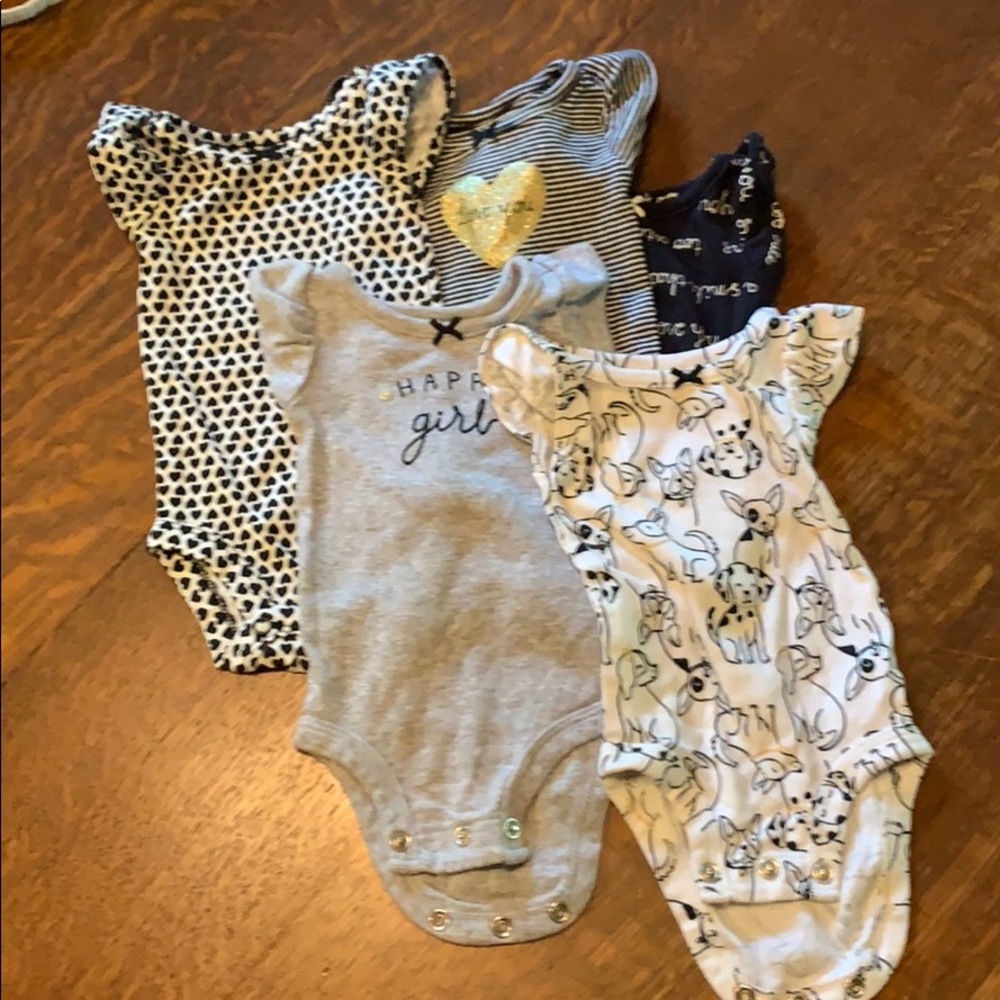 🔵5 pack black white and gray onesies!